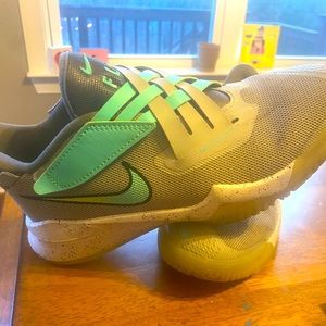 Youth Nike Flight Zoom GS 2 basketball sneakers.